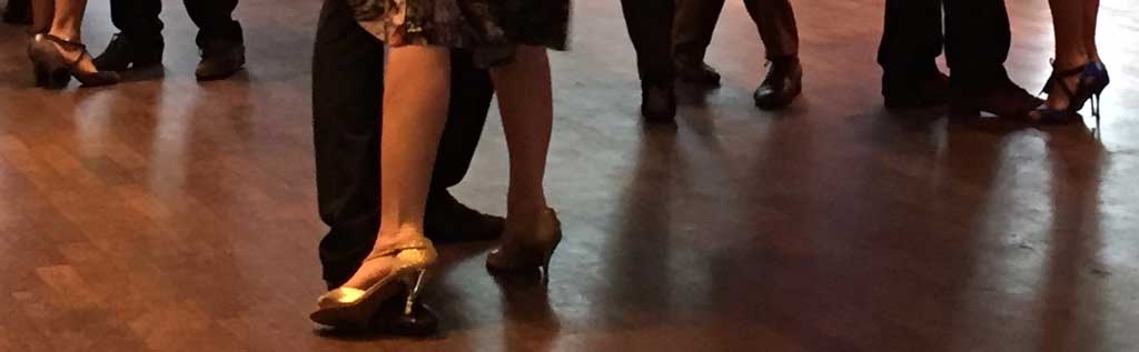 Tango-Tänzer, Tango-Tänzerinnen Aufnahme des Fußbereichs.